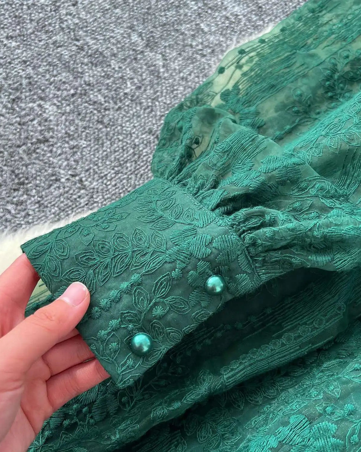 Vestido Longo de Festa com Renda e Pérolas – Manga Bufante, Bordado Luxuoso