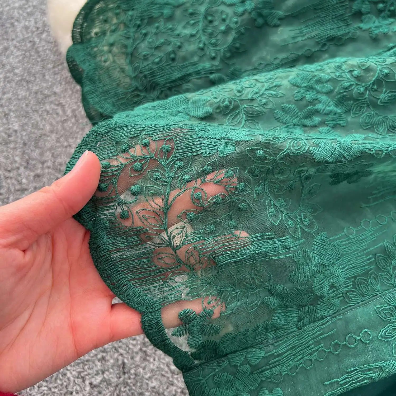 Vestido Longo de Festa com Renda e Pérolas – Manga Bufante, Bordado Luxuoso