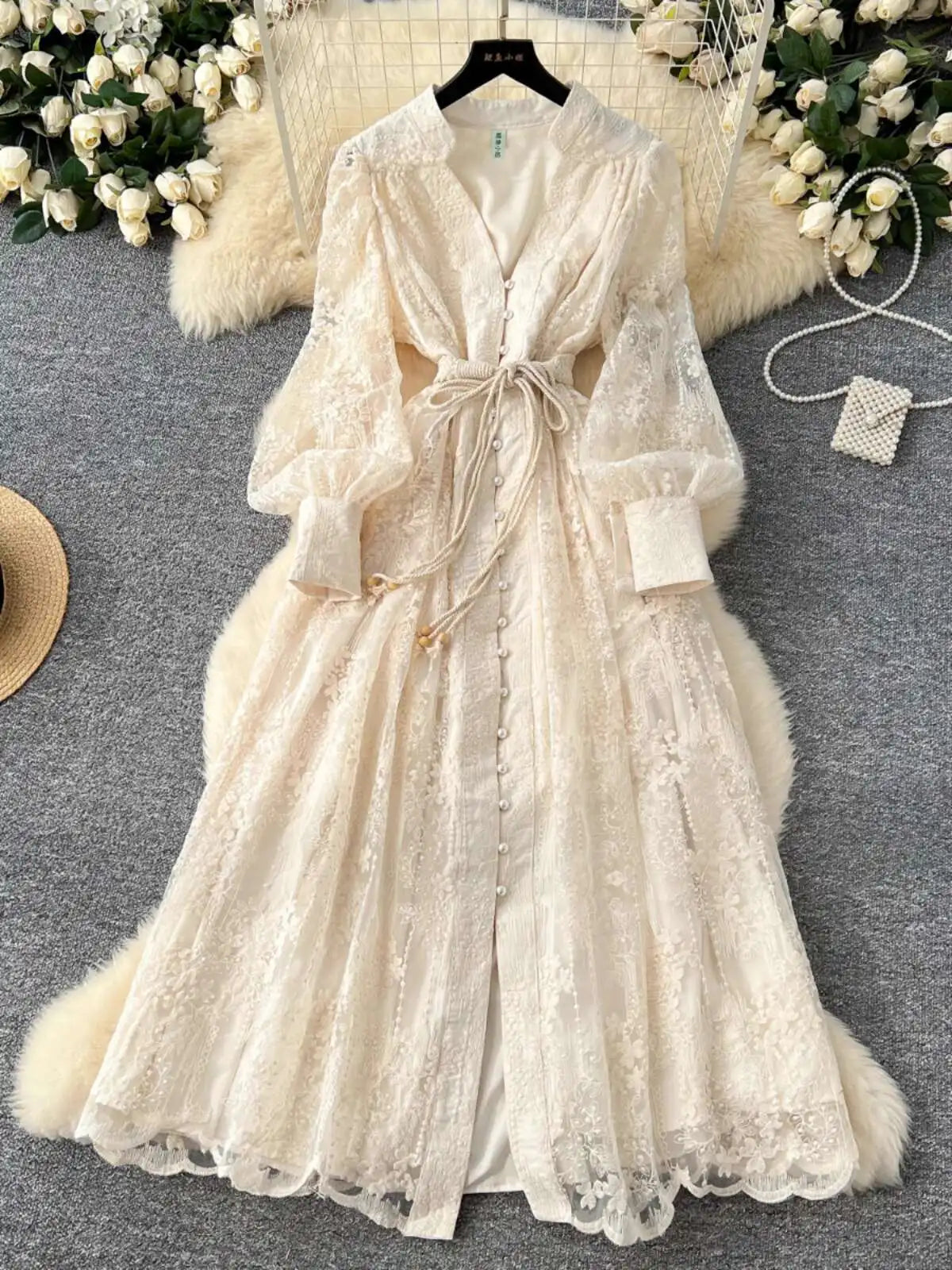 Vestido Longo de Festa com Renda e Pérolas – Manga Bufante, Bordado Luxuoso