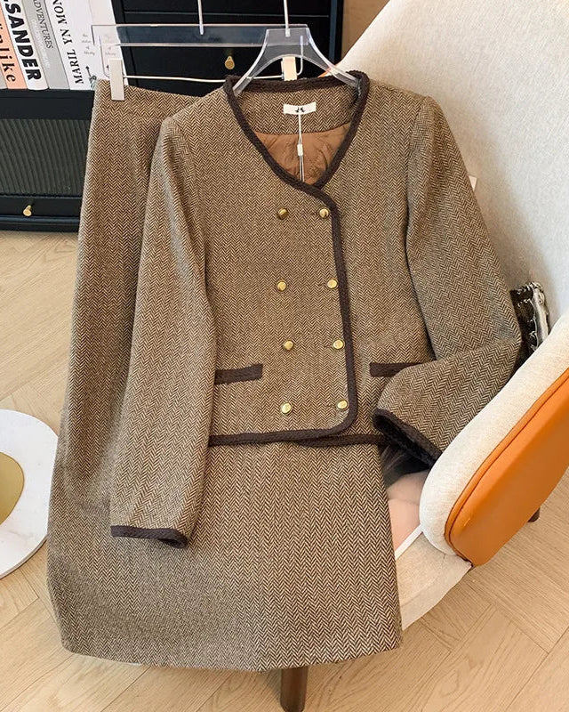 Conjunto Plus Size Charme Parisiense – Jaqueta e Saia de Cintura Alta