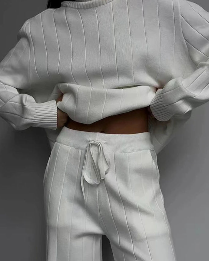 Conjunto Sofisticado: Malha Branca com Gola Alta e Calça Jogging Reta para Outono/Inverno