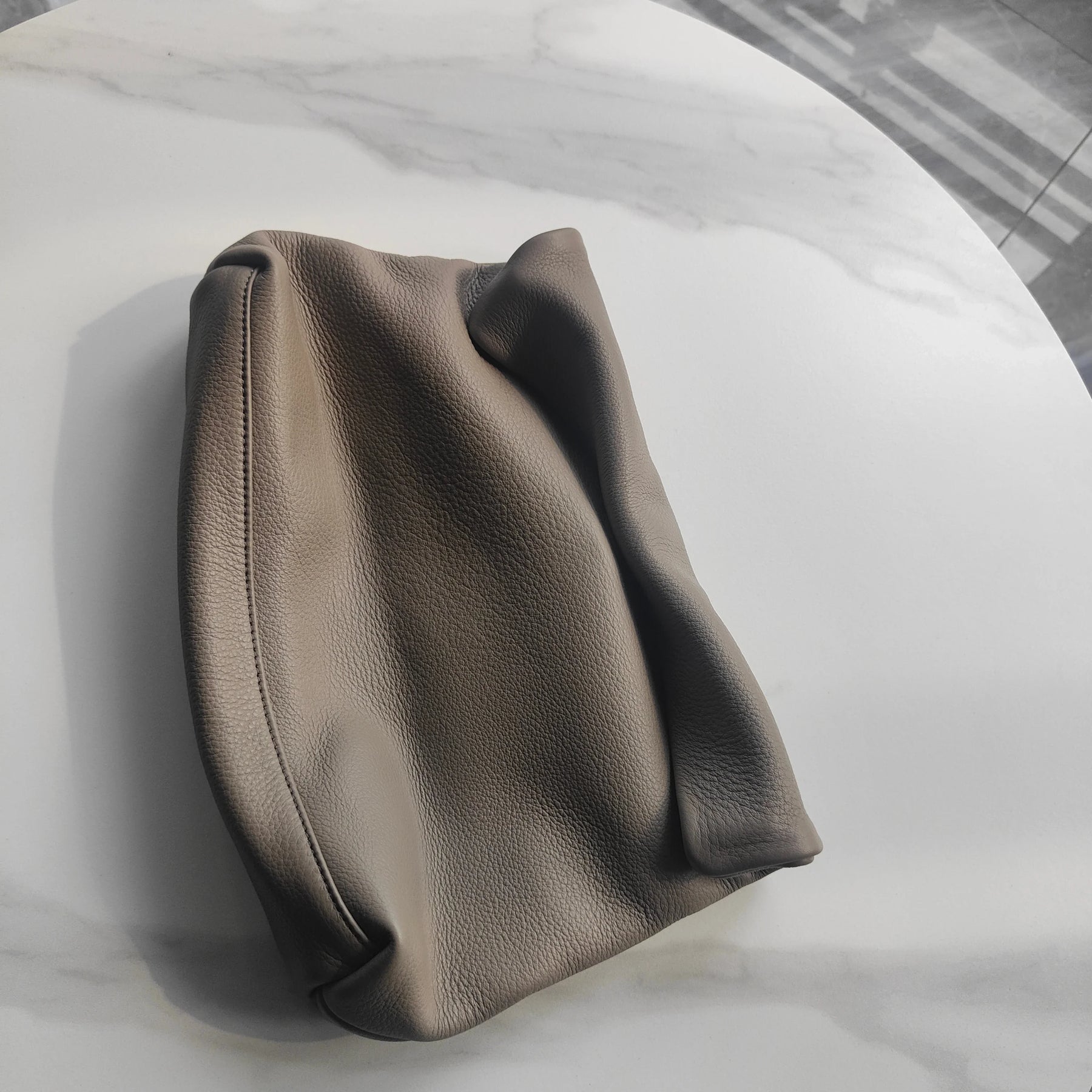 Clutch Feminina em Couro Legítimo – Design Elegante