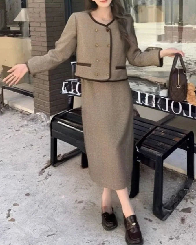 Conjunto Plus Size Charme Parisiense – Jaqueta e Saia de Cintura Alta